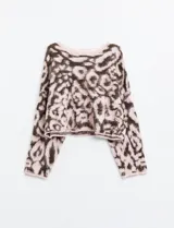 Buzo de lana con diseño de animal print en tonos rosado y marrón oscuro. Es de corte crop, manga larga amplia y cuello redondo.