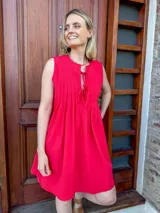 Vestido corto rojo de lino, con tablitas y lazos en el escote.