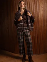 Pantalon de corte recto con estampado de cuadros tipo tartan, bolsillos laterales y dobladillo en el bajo.