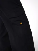 Pantalon cargo de nylon color negro, con cintura elástica y cordón ajustable. Presenta un corte de pierna relajada, bolsillos laterales y un bolsillo cargo con etiqueta de la marca Cat.
