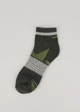 Medias tobilleras deportivas de color gris oscuro con detalles en gris claro y verde lima. Presentan un patrón de tejido tipo panal de abeja en la zona del empeine y franjas horizontales en el borde superior.