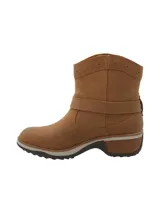 Botin de cuero color café de la marca RKF, con diseño de inspiración western, taco bajo y tira con hebilla metálica ajustable alrededor del tobillo.