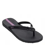 Sandalias tipo ojota Ipanema, color negro, con tiras de tela trenzada y detalle de logo en color rosado.