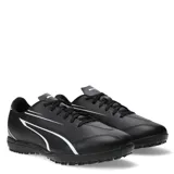 Championes de fútbol 5 Puma modelo Vitoria TT, color negro con detalles en blanco. Presentan un diseño deportivo con cierre de cordones, suela de goma resistente para un agarre óptimo y confección en materiales sintéticos de alta calidad.