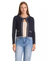 Cardigan corto de punto en color azul marino con textura de rombos en relieve. Presenta un diseño abierto con ribetes decorativos que incluyen detalles de cadena en el cuello, la abertura frontal y los bolsillos simulados.