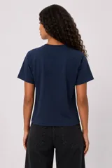 Remera azul marino de manga corta, con cuello redondo a la base y un bolsillo aplicado en el pecho. Presenta un corte holgado.