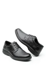 Zapato de vestir Flexi para hombre, color negro, de cuero liso, con cordones y suela de poliuretano.