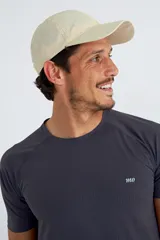 Gorro deportivo negro con perforaciones para ventilación y ajuste trasero con cinta.