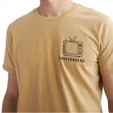 Remera color ocre con estampa de televisor y texto "KristoBelga" en el frente.