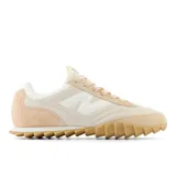 Championes New Balance URC30MD unisex color beige, con detalles en blanco y suela marrón.