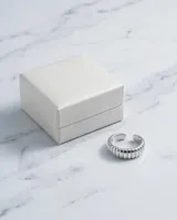 Anillo de plata 925 con diseño bombe fino y superficie lisa y brillante.
