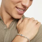 Pulsera elástica de aleación de metales bañada en plata, con cuentas cúbicas y un dije de calavera.