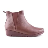 Bota corta de cuero color marrón con elástico lateral y suela de goma.