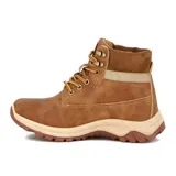 Bota acordonada color marrón claro, con suela de goma y detalles de costuras.
