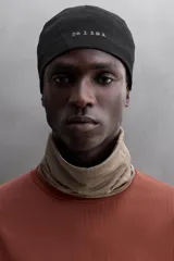 Camiseta deportiva color durazno de manga larga con orificios para los pulgares.