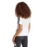 Remera de algodón blanca con cuello redondo, mangas cortas y las icónicas tres tiras de la marca en color negro sobre los hombros. Presenta el logo de Adidas bordado en el centro del pecho.