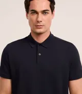 Remera polo de corte comfort, confeccionada en algodón peruano de alta calidad. Presenta cuello clásico con tapeta de botones y mangas cortas. Diseño liso y texturizado, ideal para un look casual y fresco.