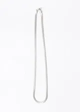 Cadena serpiente chata de acero quirúrgico color plateado, de 4mm de ancho y 45cm de largo.