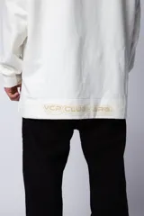 Buzo canguro blanco con capucha forrada en beige y bolsillo tipo parche color beige. Estampa con logo en el pecho.