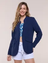 Chaqueta de algodón verde militar, marca Dash, con bolsillos simulados en el frente y terminaciones desflecadas.