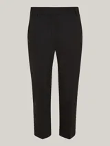 Pantalón chino negro de corte slim y pierna recta, con raya marcada en la parte delantera y trasera, cierre oculto de cremallera, dos bolsillos laterales y dos bolsillos traseros de ojal.