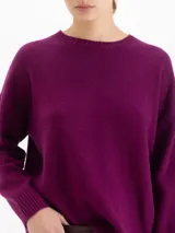 Sweater de punto con textura suave, de silueta relajada y largo por debajo de la cadera. Presenta cuello redondo, mangas largas y costuras laterales desplazadas hacia el frente.