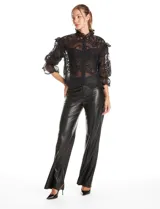 Pantalón de eco cuero negro con corte wide leg, pretina con cierre y broche, costura frontal decorativa y bolsillos traseros simulados.