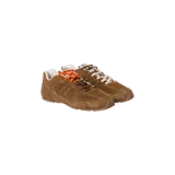 Championes de diseño exclusivo New Balance x Miu Miu modelo 530, confeccionados completamente en gamuza color marrón, con cordones naranjas y detalles blancos en el interior.