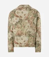 Campera trucker de Marfinno para hombre, con diseño de estampado floral en tejido jacquard texturizado de tonos verdes y beige. Presenta cuello camisero, cierre frontal de botones metálicos y bolsillos en el pecho.