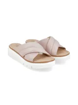 Sandalia Barths de tiras cruzadas acolchadas en tono nude, con suela anatómica y plataforma blanca.