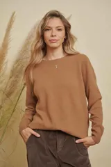 Buzo de punto color marrón, con cuello redondo y mangas largas, de corte holgado.