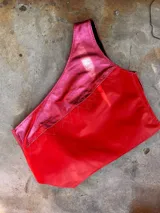 Top color crema de cuero sintético, con un solo tirante ancho y corte asimétrico.