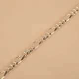 Cadena de eslabones tipo figaro fabricada en plata 925, con acabado pulido brillante.