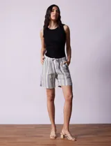 Short azul de lino con pretina elastizada, lazo de ajuste y bolsillos delanteros.