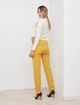 Pantalón de vestir marrón chocolate, marca Zac & Rachel, de corte recto. Presenta bolsillos metálicos simulados en la parte delantera y bolsillos ojal simulados en la parte trasera.