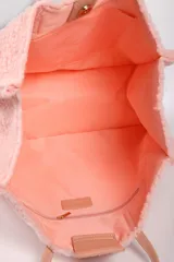 Cartera tipo tote bag confeccionada en tejido efecto corderito color rosado, con asas de hombro en cuero sintético a tono.