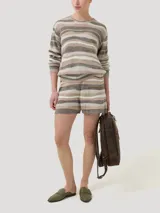 Sweater tejido multicolor con cuello redondo y mangas largas.