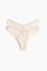 Pack de dos bombachas estilo brazilian confeccionadas en encaje y malla, de tiro bajo con cintura en V y corte alto en la parte trasera.