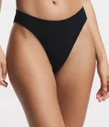 Bombacha de bikini negra, corte bikini con lateral mediano y textura acanalada.