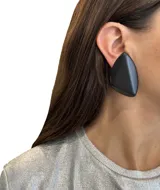 Aros negros con forma triangular y cierre a clip.