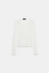 Chaqueta de punto blanco con textura de nido de abeja, cuello redondo, manga larga y cierre frontal con botones.