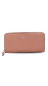 Billetera larga tipo sobre de la marca Lincoln's, confeccionada en material sintético con textura suave en color beige. Presenta un cierre perimetral metálico y el logo de la marca grabado en la parte frontal.