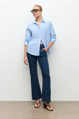 Camisa de lino color celeste melange, de corte clásico con cuello camisero y manga larga.