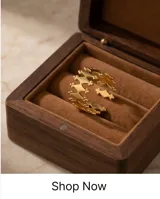 Anillo de acero con baño de oro, diseño calado con formas geométricas de rombos y detalles de esferas pequeñas.