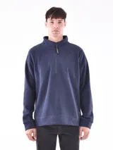 Buzo de polar color azul marino con cuello alto y cierre parcial frontal. Presenta manga larga, calce recto y un pequeño logo bordado al tono en el pecho.