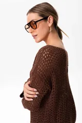 Sweater marrón de tejido calado con lurex en cuello, puños y ruedo. El escote puede usarse de dos formas: mostrando un hombro o de forma clásica.