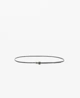 Cinturón fino de diseño minimalista, confeccionado en piel bovina con hebilla metálica de zinc.
