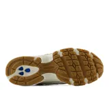 Championes New Balance modelo 740, de diseño aerodinámico inspirado en el running de los años 2000. Presenta una parte superior de malla técnica en tono beige claro con superposiciones sintéticas, logotipo N lateral con estampado animal print y suela de goma color caramelo con tecnología de amortiguación ABZORB.