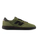 Championes New Balance Numeric 440, color verde militar con detalles en negro y naranja. Confeccionados en gamuza y malla, con puntera reforzada y cuña de espuma en el talón para mayor comodidad.
