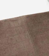Cartera tipo clutch de tamaño mediano con formato trapecio, confeccionada en material sintético con textura de gamuza y acabado tipo crocco. Cuenta con una correa de cadena metálica plateada y cierre mediante botones.